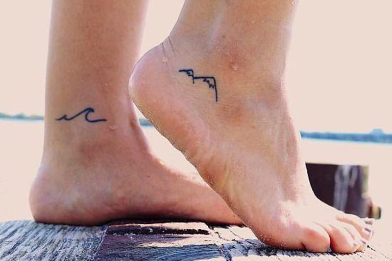 Berg und Welle Tattoo an den Füßen