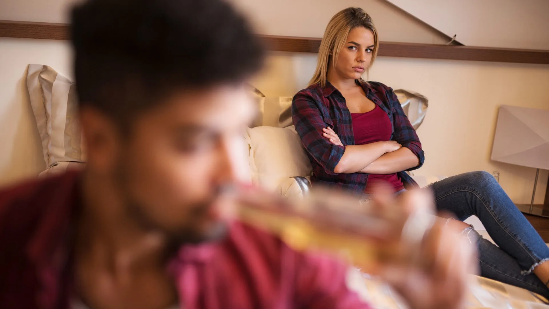 Wuetende Frau schaut einem Mann ueber die Augen