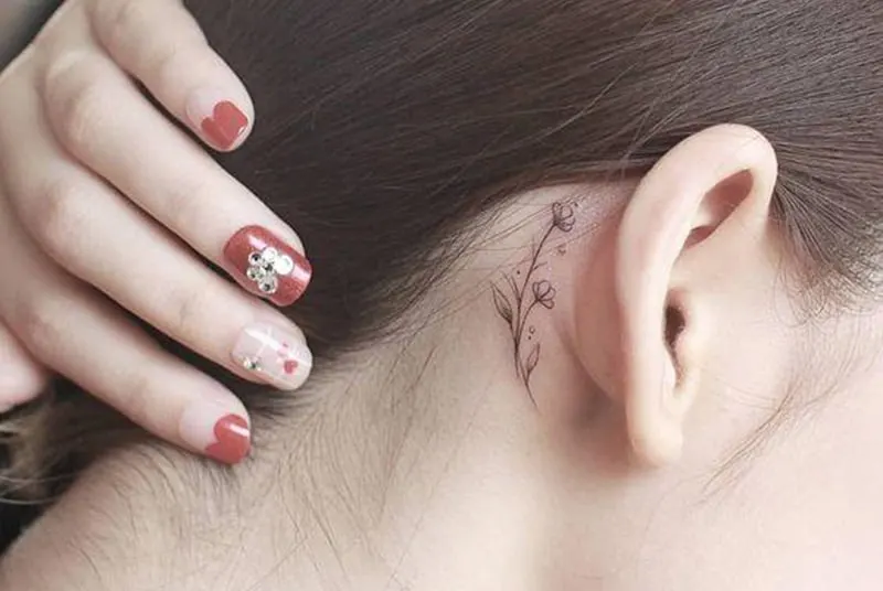 Blume Tattoo hinter dem Ohr