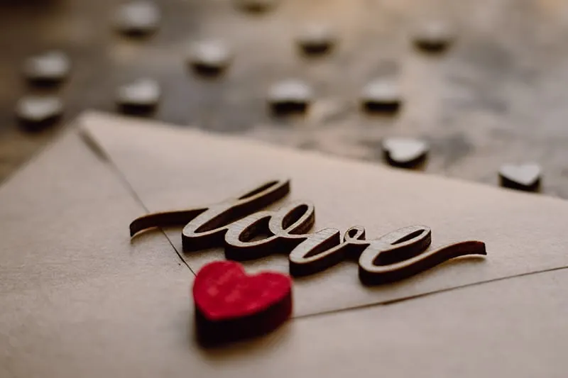 Brief mit Holzwort Liebe und rotes Herz