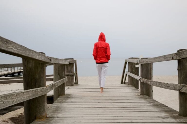 Frau geht am Meer spazieren