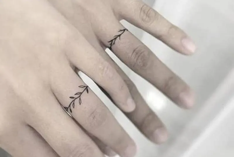Eheringe Tattoo auf den Fingern