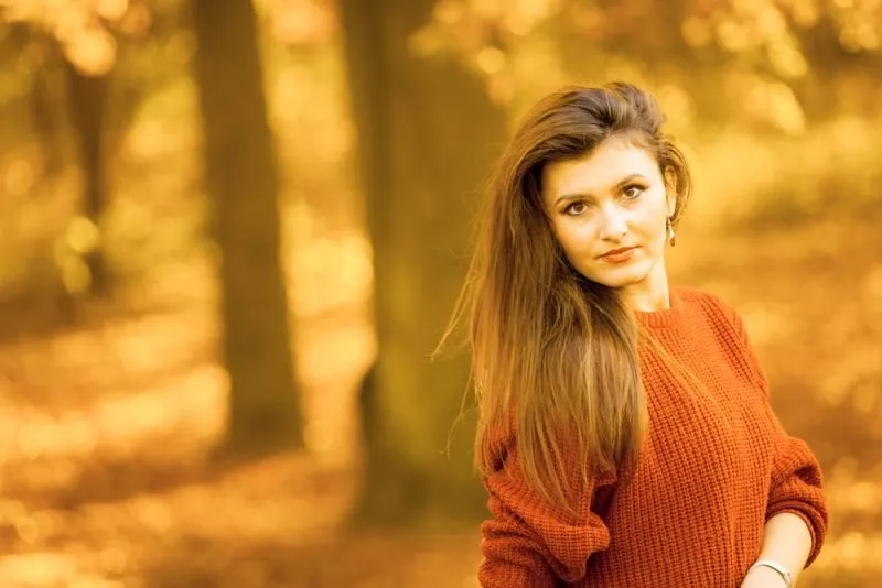 Frau posiert in einem Pullover