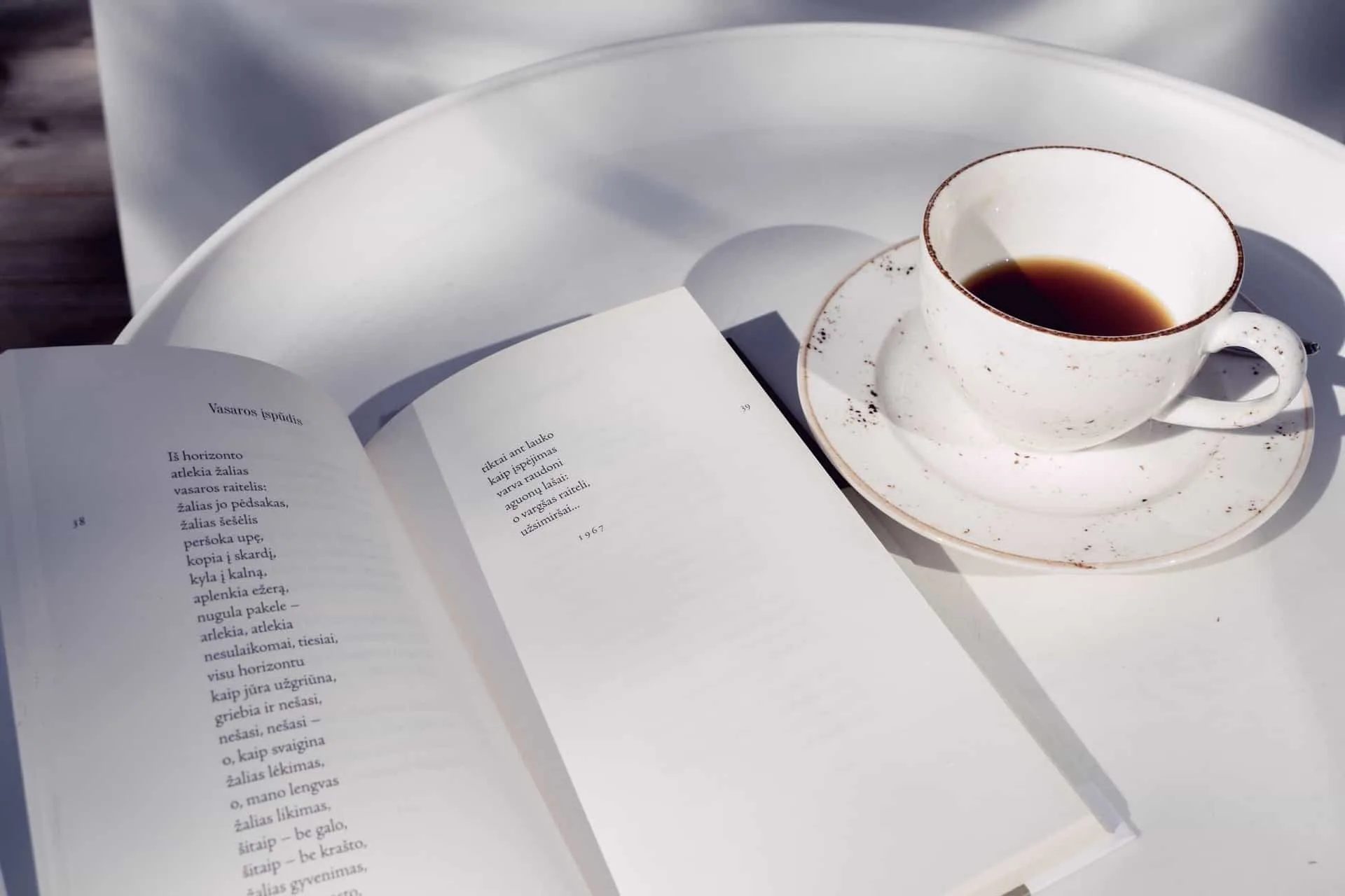  Ein Buch mit Gedichten auf einem Tablett neben Kaffee