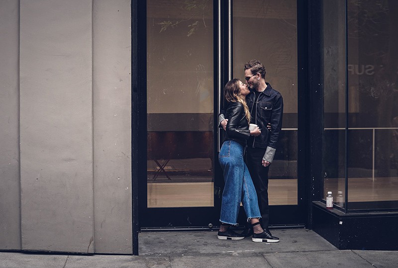 Ein Mann und eine Frau flirten, während sie vor dem Gebäude standen