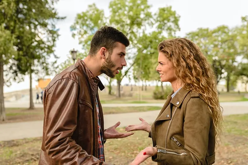 Ein Mann und eine Frau streiten sich während eines Gesprächs