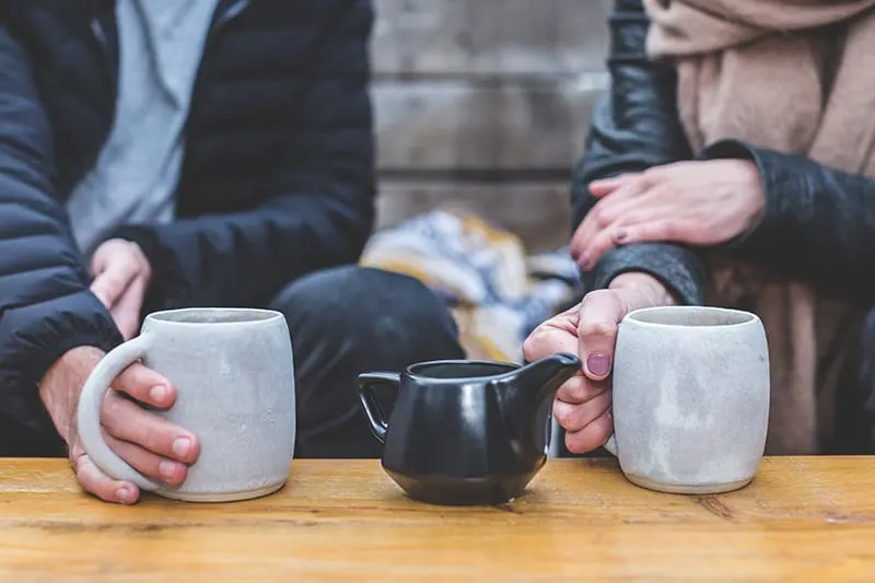Ein Mann und eine Frau trinken Tee während eines Dates