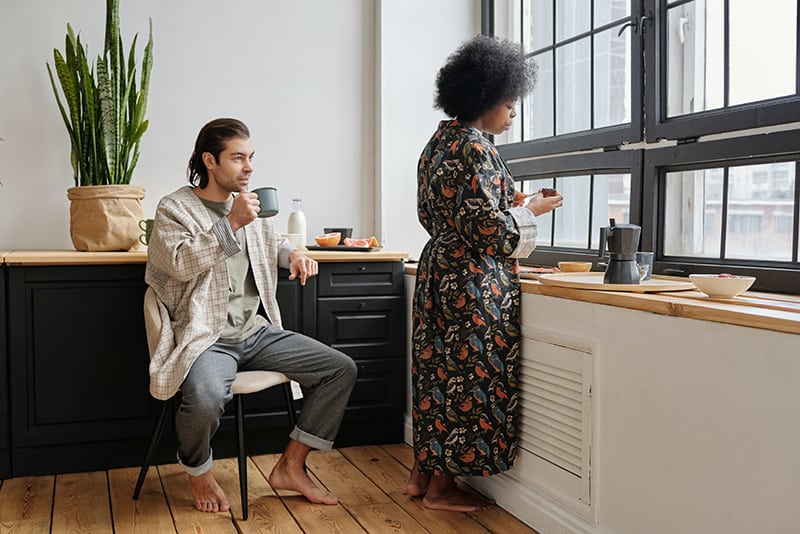 Ein Mann und eine Frau unterhalten sich beim Frühstück zu Hause