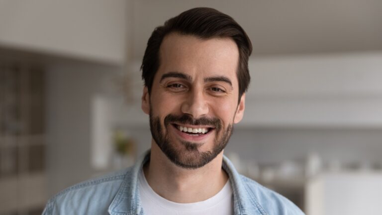 Mann posiert fuer ein Foto