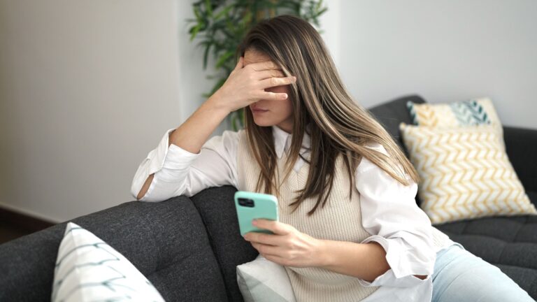 traurige Frau am Telefon