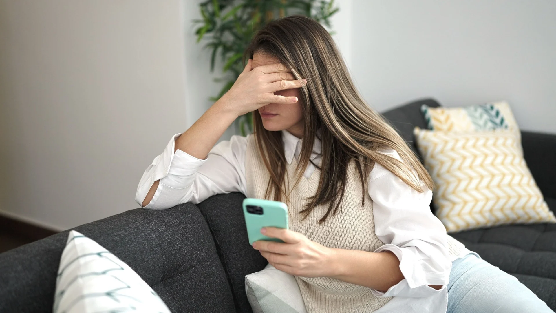 traurige Frau am Telefon