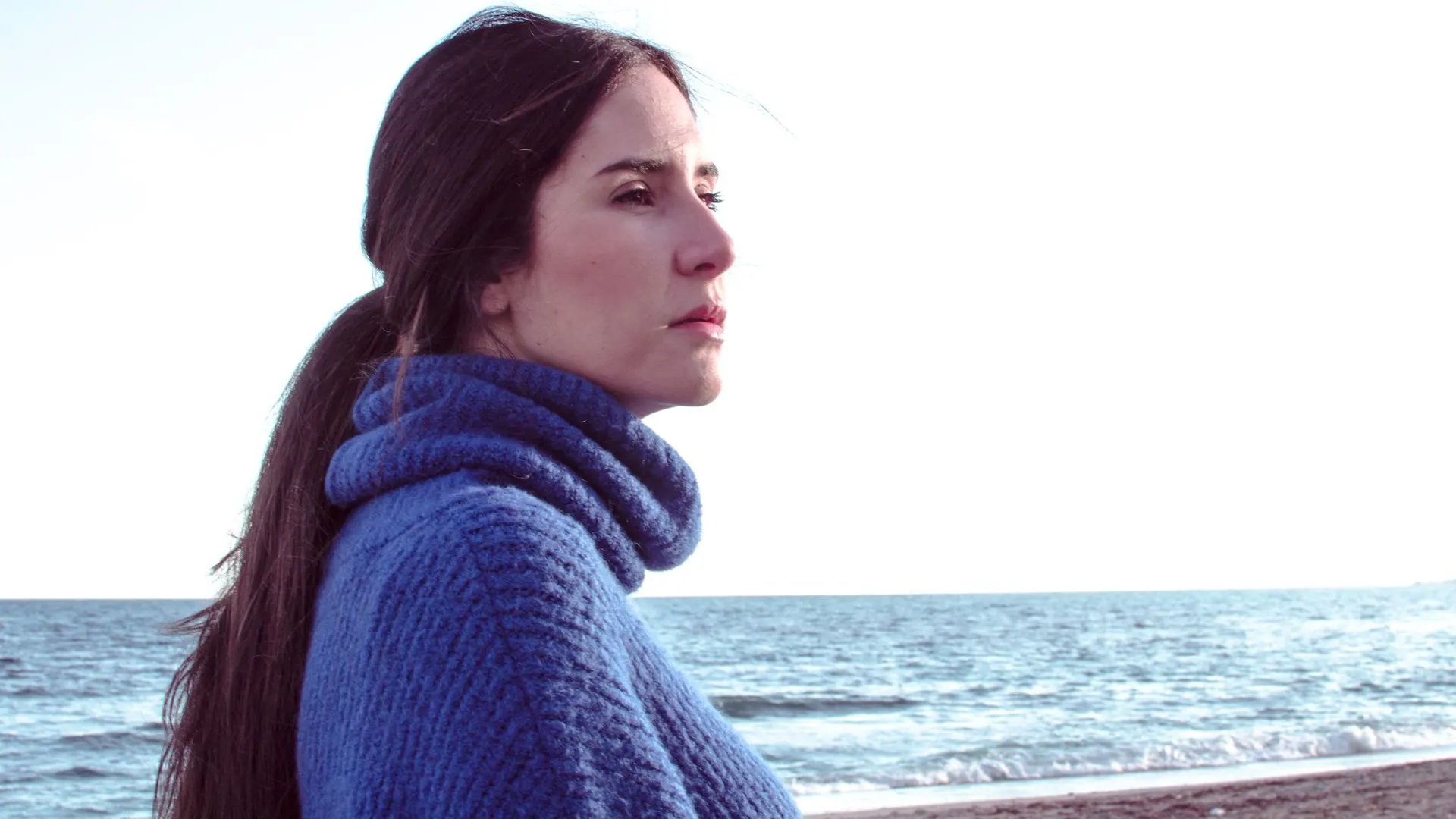 Frau am Meer stehend