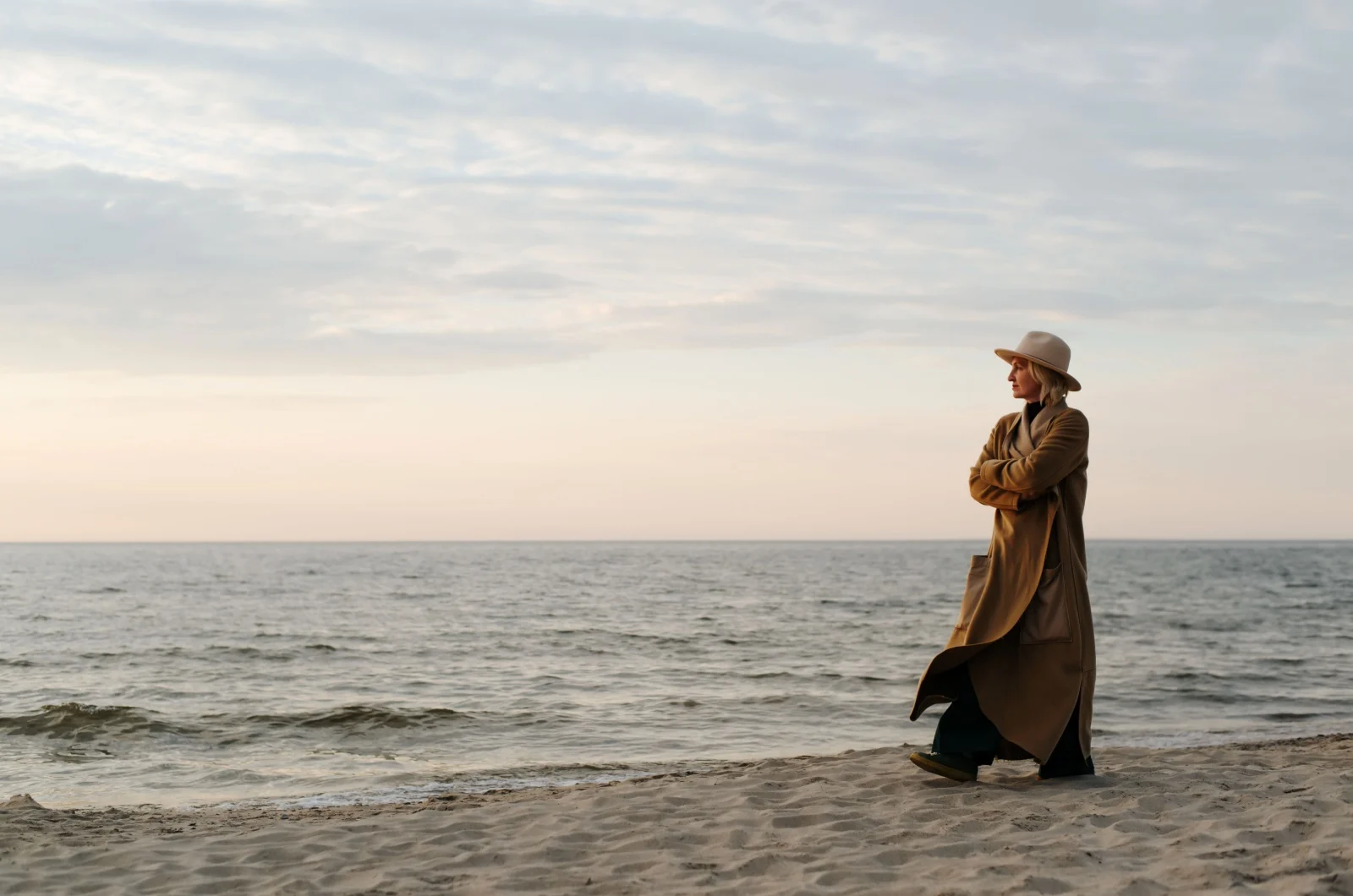 Frau, die am Strand spaziert