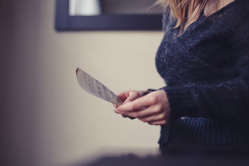 Frau hält Liebesbriefes in ihren Händen