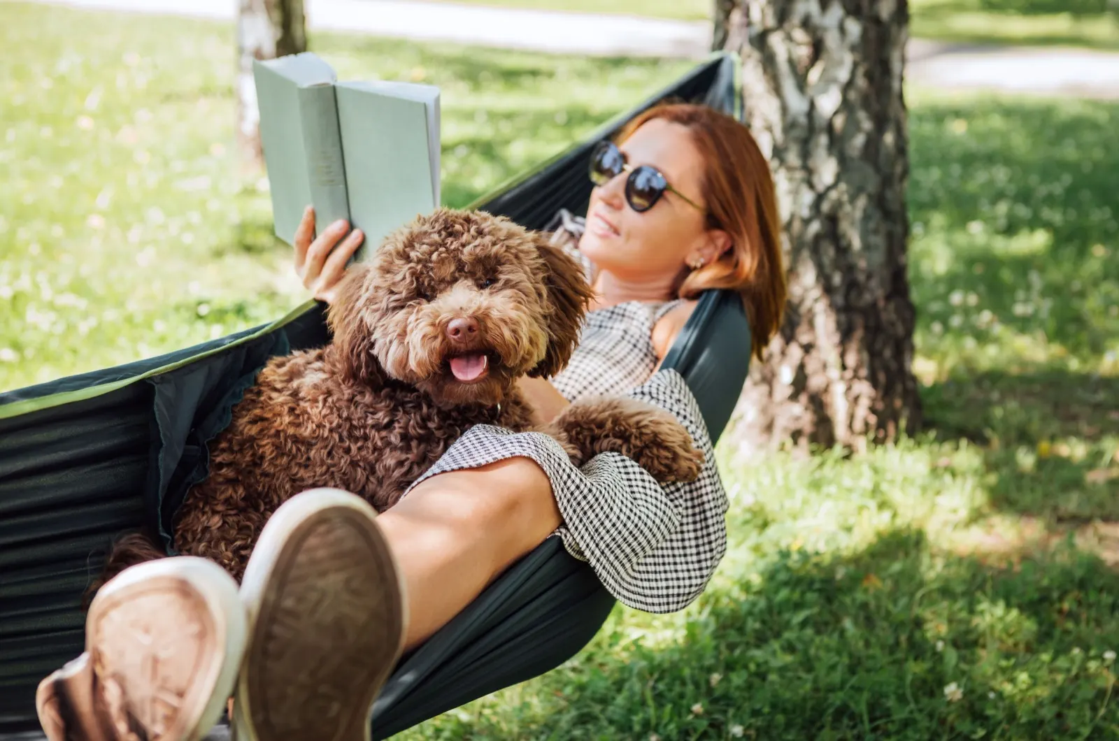 Frau liest draussen ein Buch