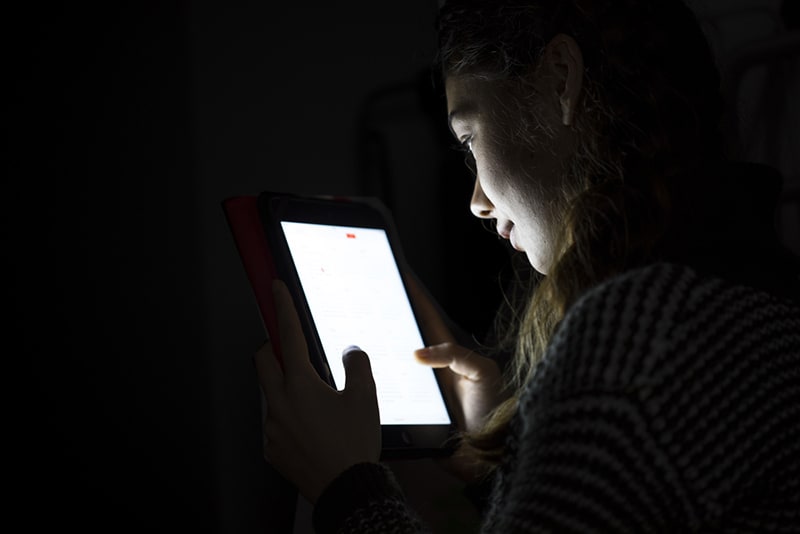 Frau mit einem digitalen Tablet in der Dunkelkammer