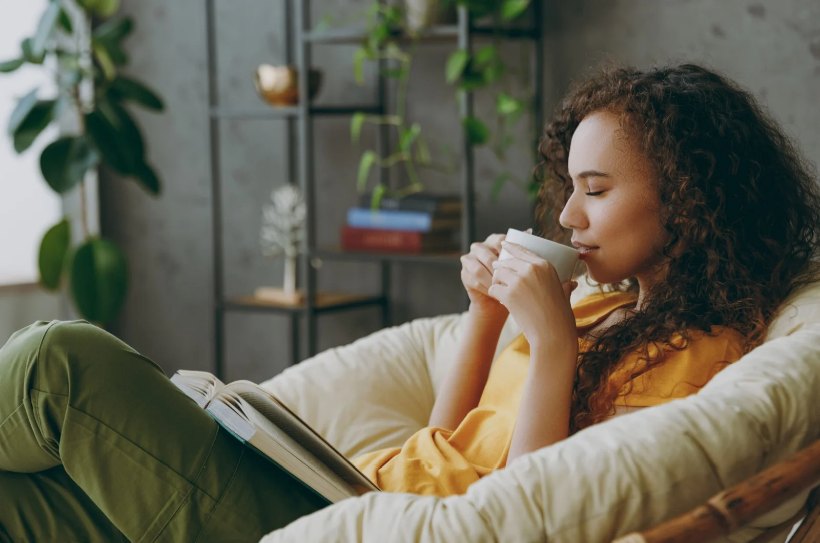 Frau trinkt einen Kaffee