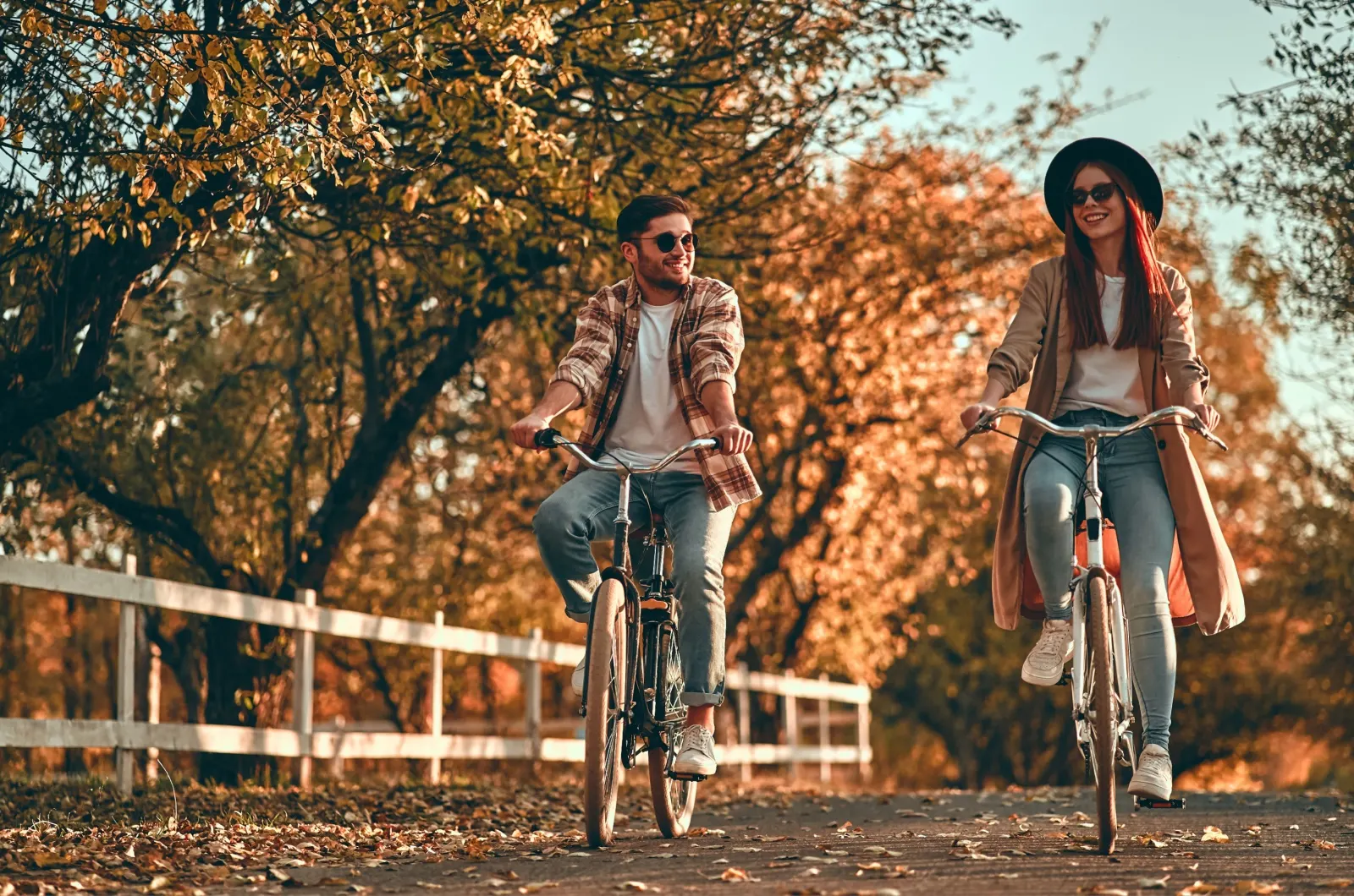 Frau und Mann fahren Fahrrad