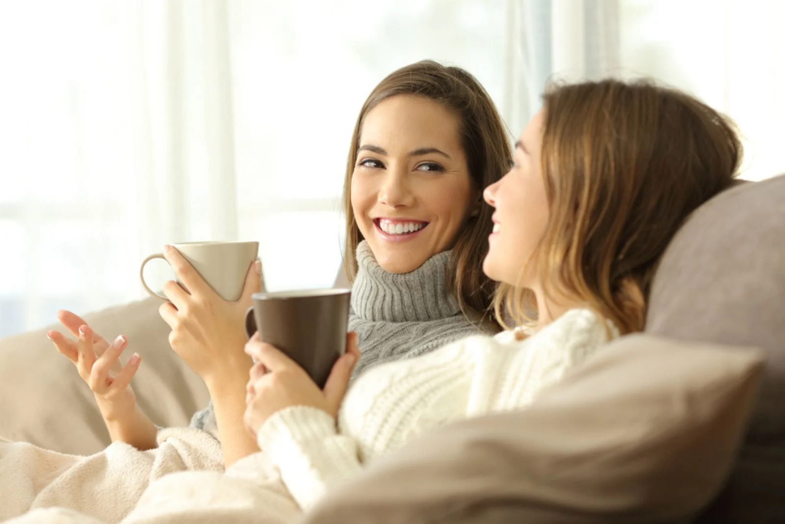 Freunde beim Kaffeetrinken und Reden