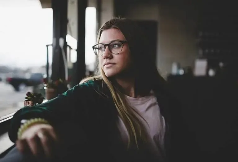 Frau mit Brille