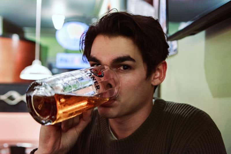 Mann, der Bier auf selektiver Fokusfotografie trinkt