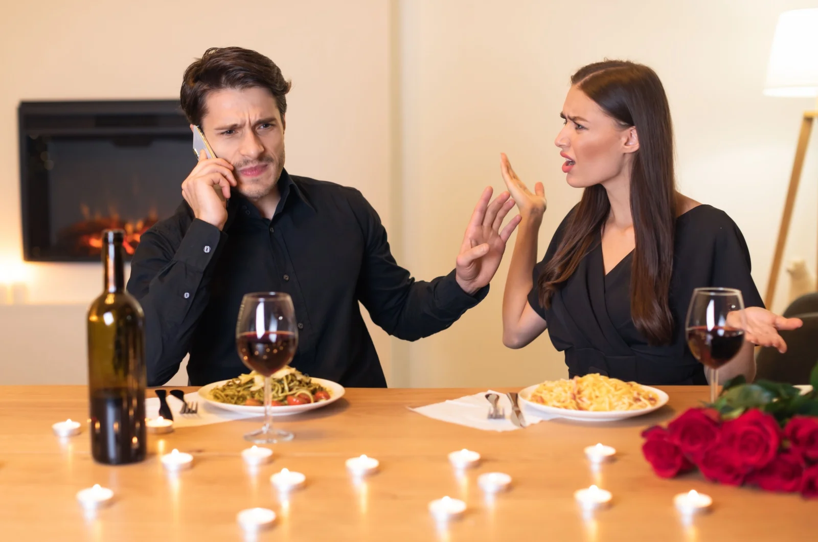 Mann ignoriert Frau bei einem Date