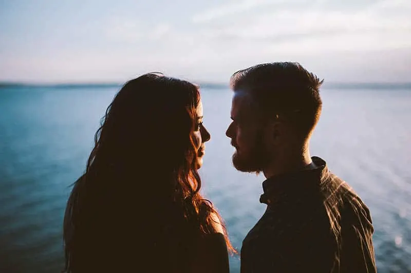 Mann und Frau schauen sich am Meer an