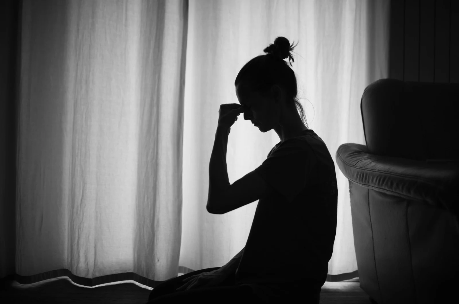 Silhouette einer mueden Frau