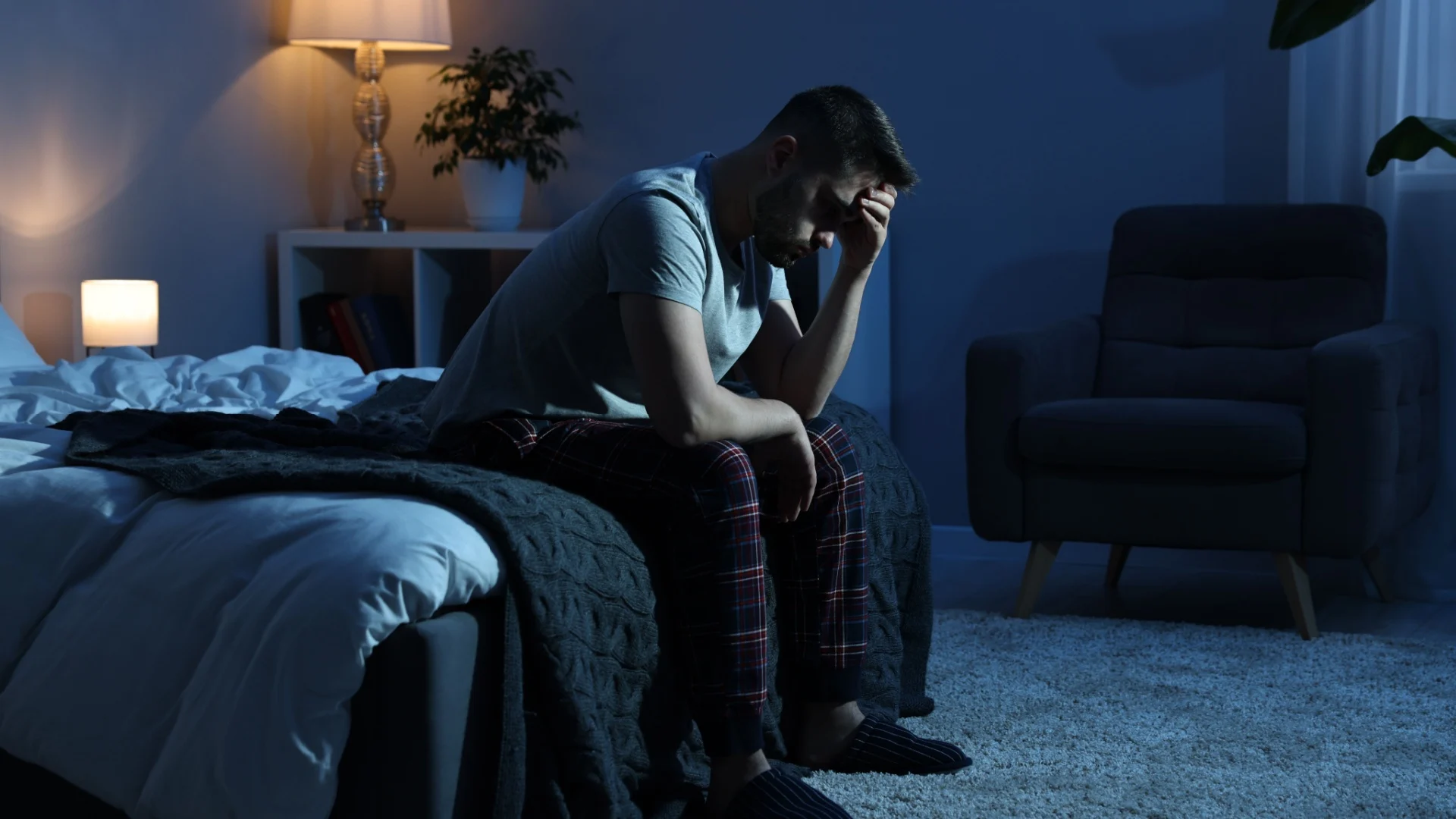 Mann denkt im Bett