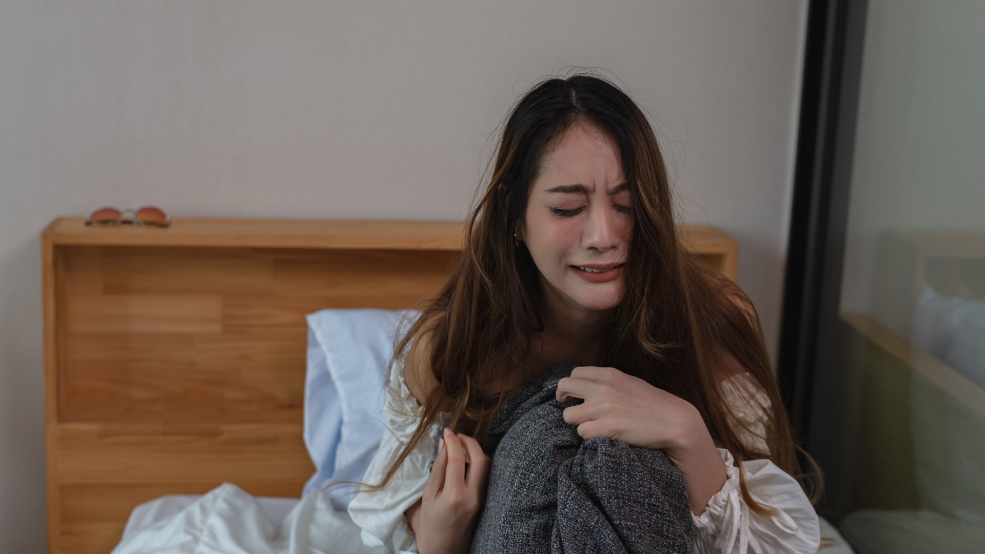 Frau mitten in der Trennung von Narzissten