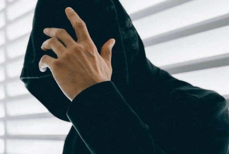 ein trauriger einsamer Mann in einem schwarzen Sweatshirt