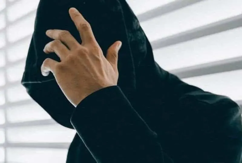 ein trauriger einsamer Mann in einem schwarzen Sweatshirt