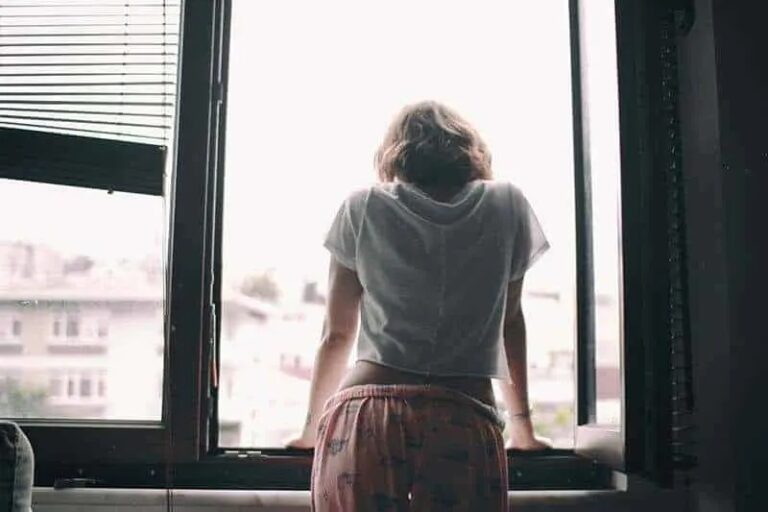 Frau am Fenster