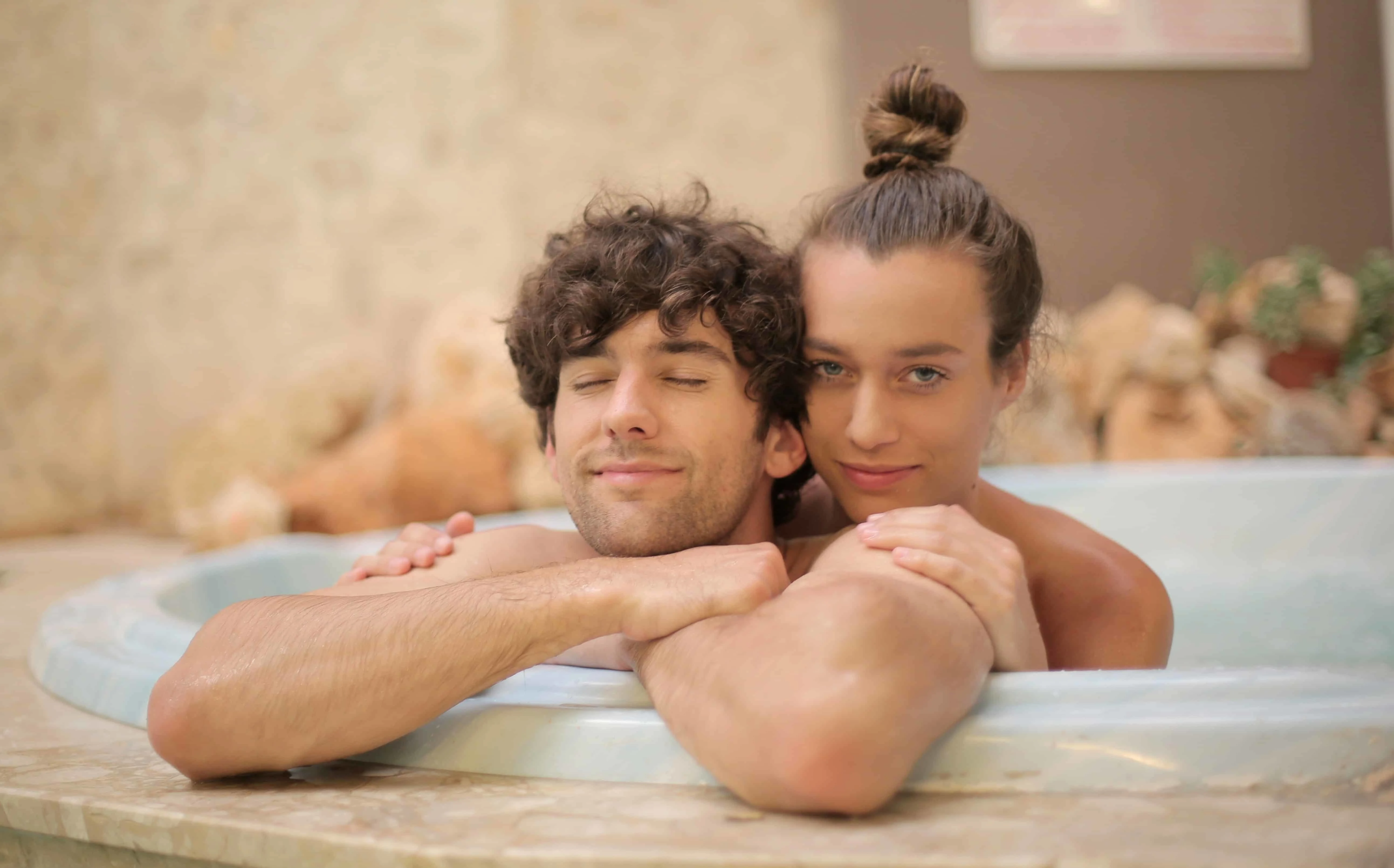 Ein Mann und eine Frau in einem Wellnesscenter entspannen im Whirlpool