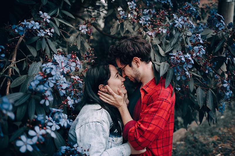 Ein Mann und eine Frau sehen sich zwischen den Küssen an
