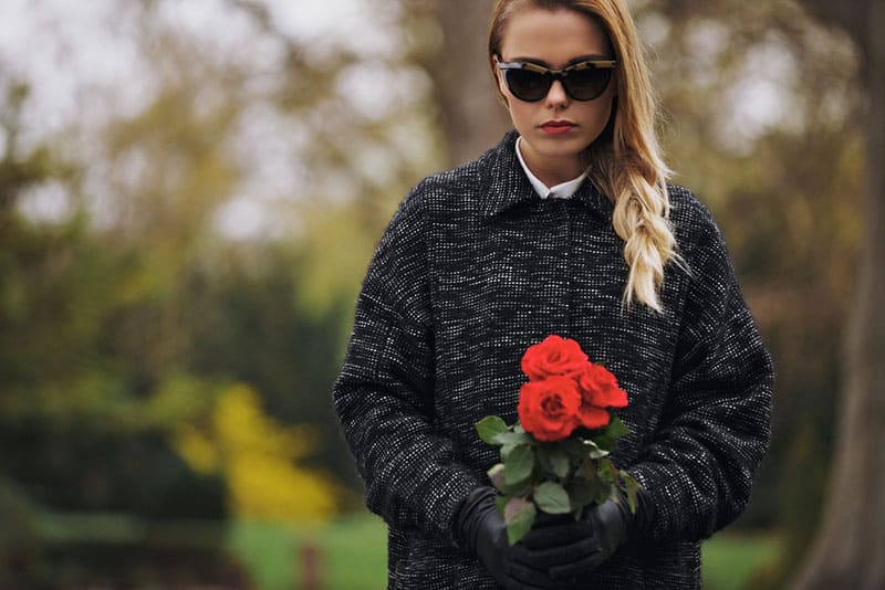 enttäuschte Frau mit Rosen