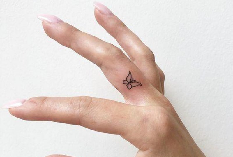 kleines Schmetterling Tattoo am Finger