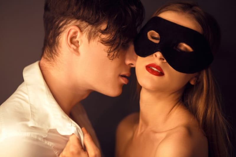 leidenschaftliche-Küsse-eines-Mannes-und-einer-Frau-die-eine-Maske-tragen