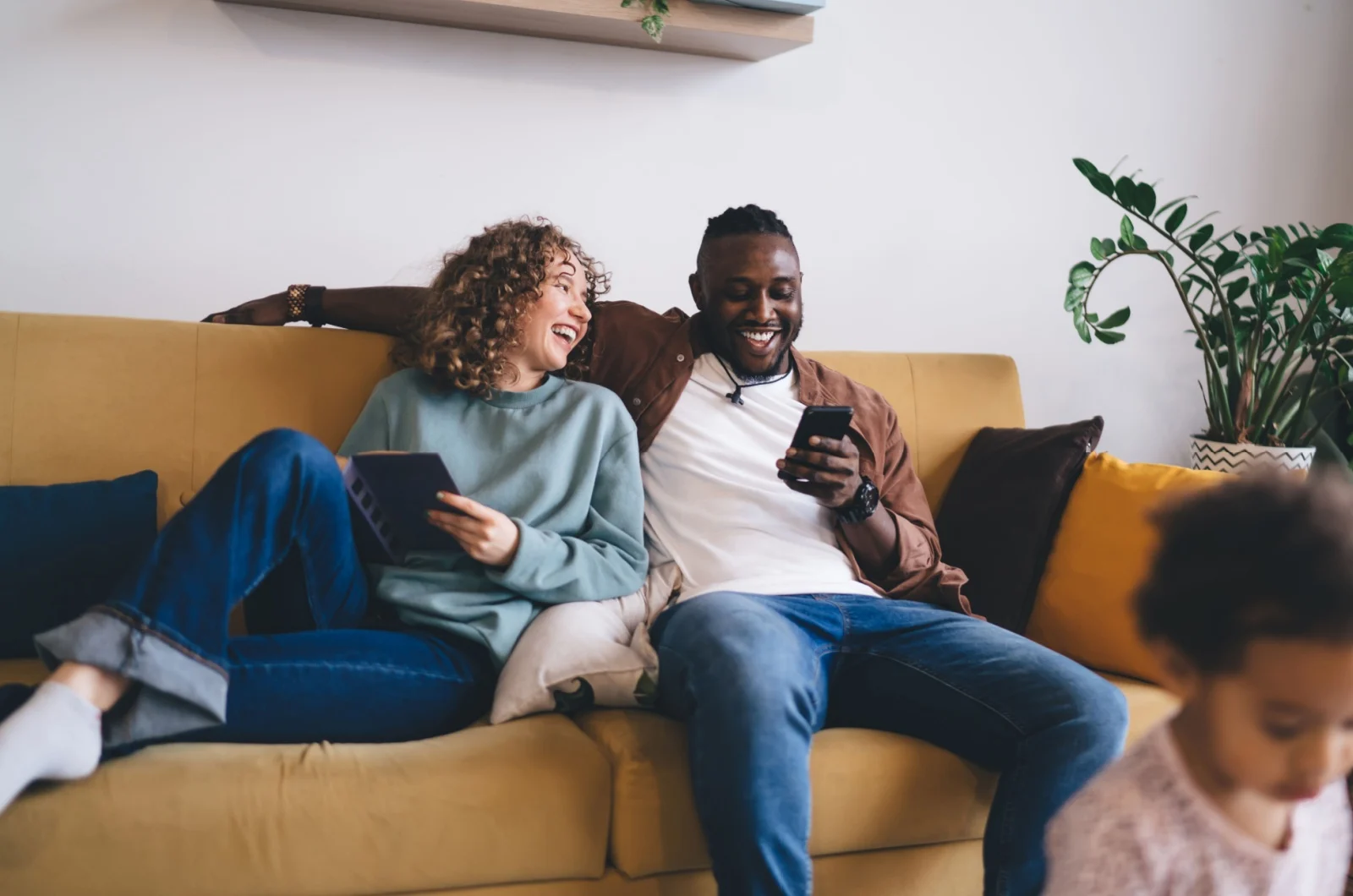 schoenes Paar sitzt auf einer Couch