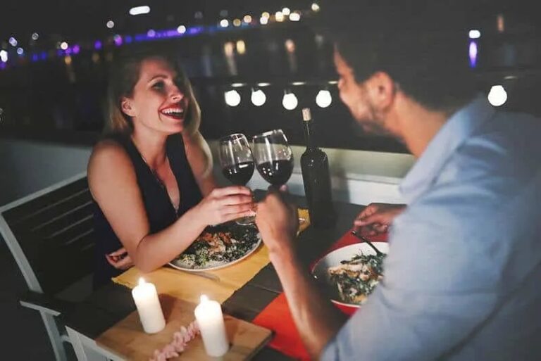 Paar verabredet sich im Restaurant