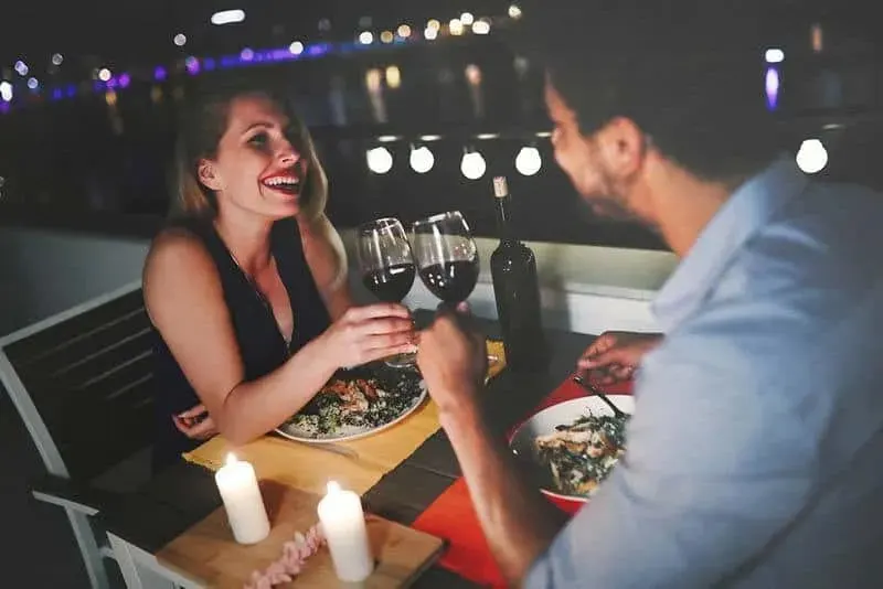 Paar verabredet sich im Restaurant