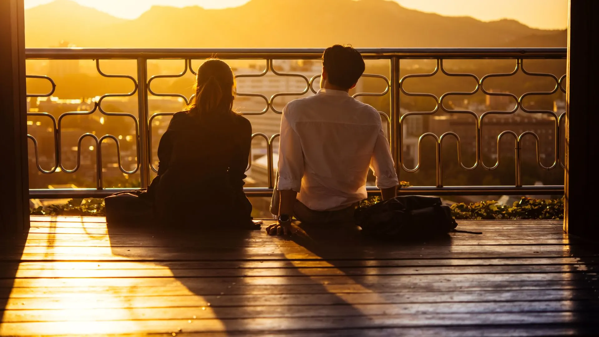 Mann und Frau bei Sonnenuntergang