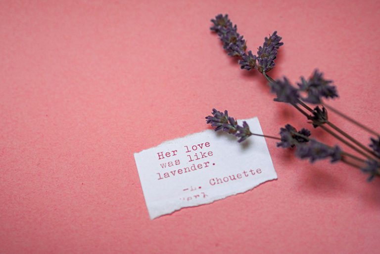eine Liebesnotiz auf einem rosa Hintergrund mit Lavendel daneben