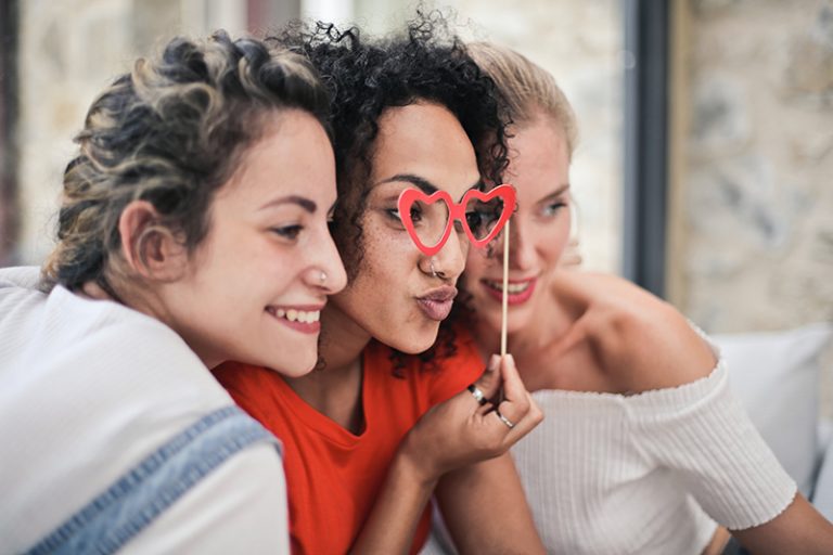 drei Frauen posieren für ein Foto