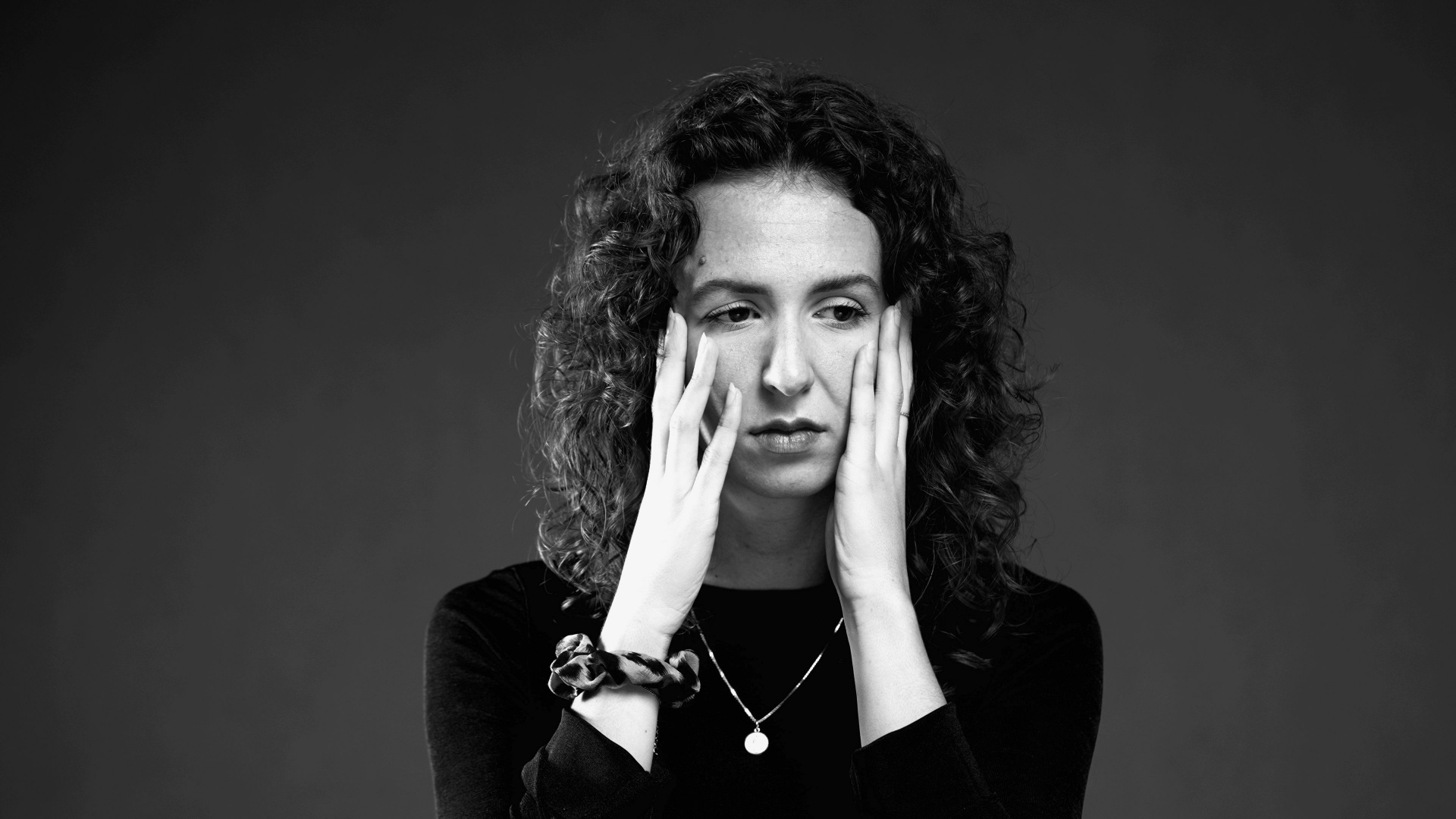 Frau mit herzschmerz