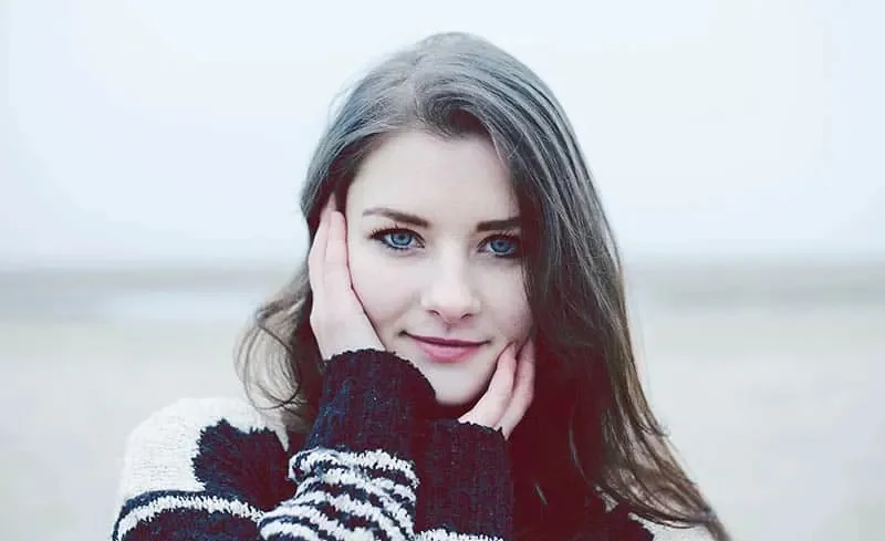 Frau mit blauen Augen
