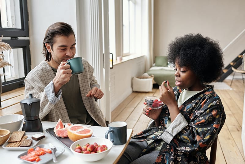 Ein Mann und eine Frau frühstücken zu Hause gesund
