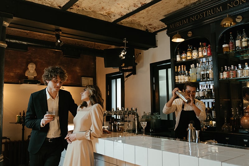 Ein Mann und eine Frau stehen in der Nähe der Bar, während sie reden