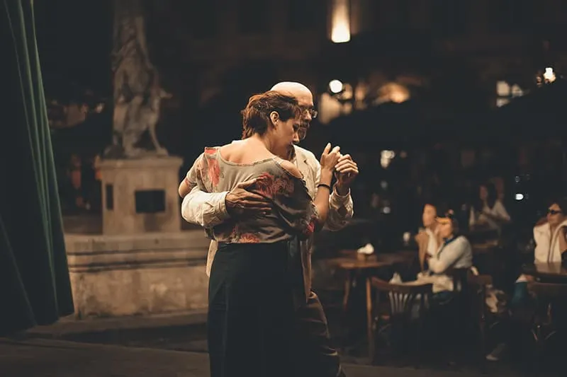 Ein Mann und eine Frau tanzen auf der Piazza