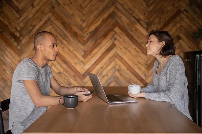 Ein Mann und eine Frau treffen eine Vereinbarung, während sie sprechen
